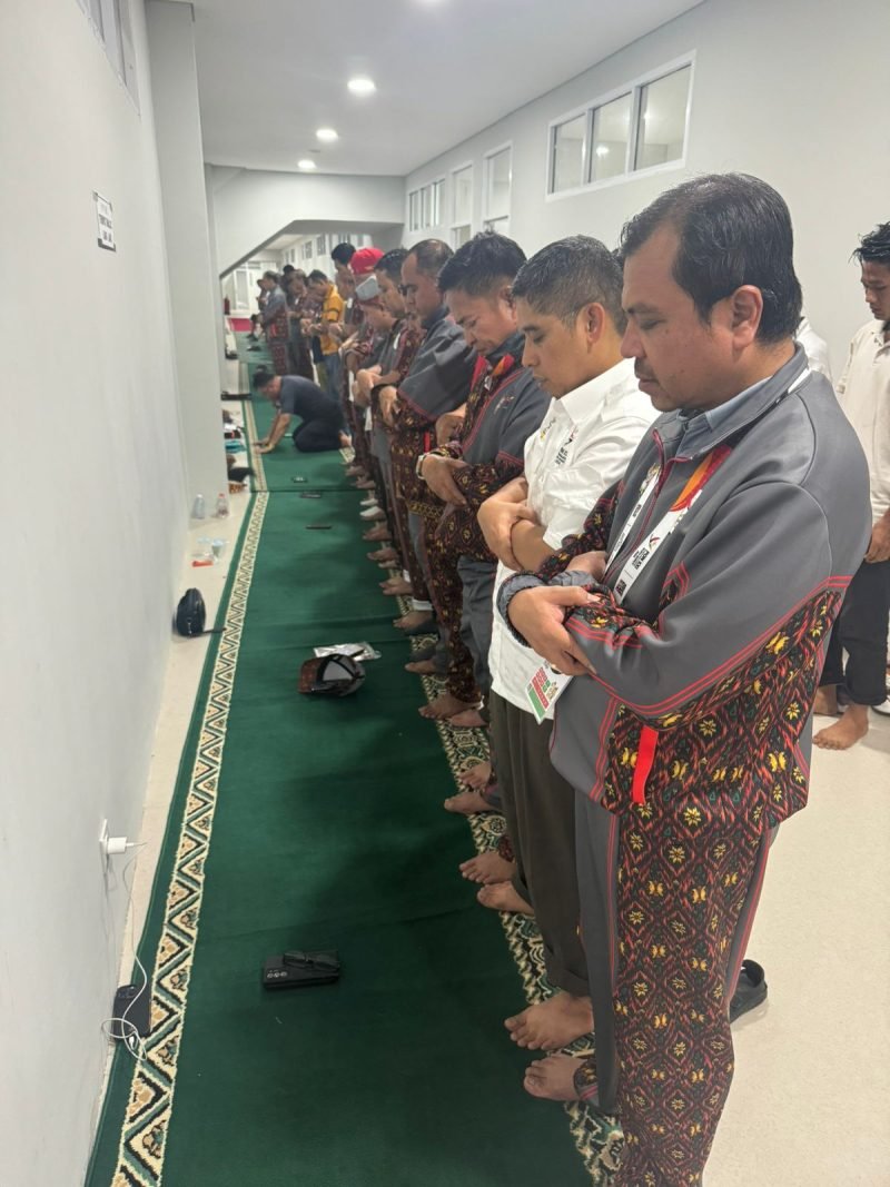 PON XXI Dihelat, Shalat tetap tak Boleh Lewat. Foto: ist