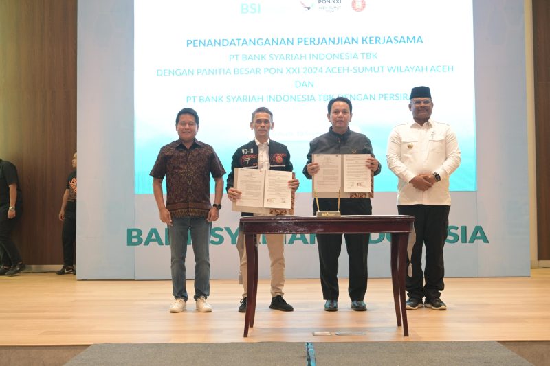 Penjabat Gubernur Aceh, Dr. H. Safrizal ZA, M.Si, bersama Direktur Utama BSI, Heri Gunardi melakukan penandatanganan kerja sama sponsorship antara PT Bank Syariah Indonesia Tbk (BSI) dengan Panitia Besar PON XXI Aceh-Sumut Wilayah Aceh, Selasa (10/09/2024). Foto: dok. Nazarullah/NOA.co.id