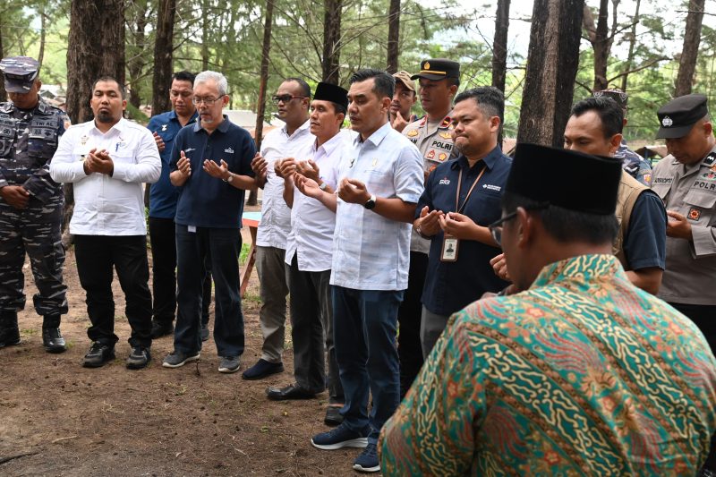 Pj Bupati Aceh Besar Muhammad Iswanto S.STP, MM, bersama Ketua DPRK Aceh Besar Abdul Muchti AMd, meresmikan mushalla Pulau Kapuk di Kecamatan Lhoknga, Aceh Besar, Rabu (11/9/2024). Foto: MC Aceh Besar