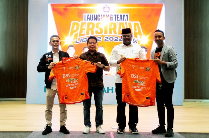 Pj.Gubernur Aceh, Safrizal (Kedua Kanan) bersama  Direktur Utama BSI Hery Gunardi (Kedua Kiri) saat PT Bank Syariah Indonesia Tbk (BSI) resmi menjalin kerja sama sebagai salah satu sponsor klub Persiraja Banda Aceh, Kamis (12/9/2024). (Foto : BSI).