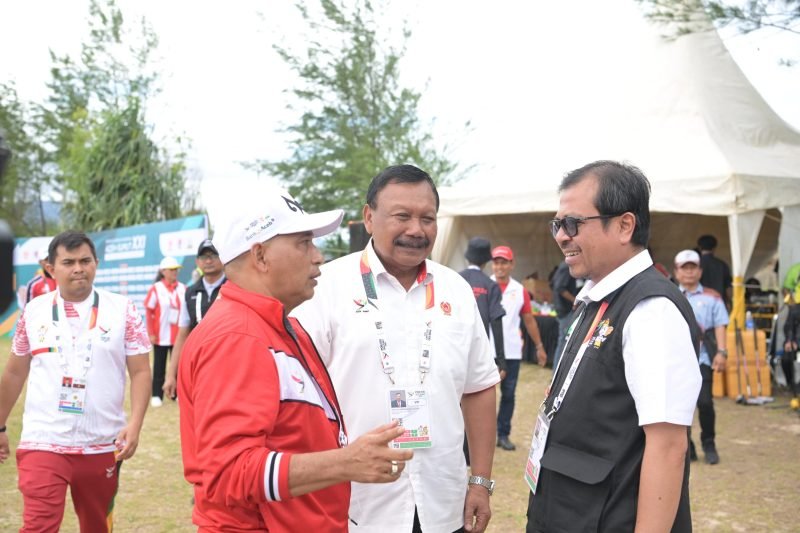 Plh Sekda Aceh Azwardi memberi arahan kepada para atlet pada pembukaan pertandingan Woodball PON XXI Aceh-Sumut, di Lapangan Golf Lhoknga, Aceh Besar, Sabtu, (14/9/2024). Foto: Biro Adpim Setda Aceh
