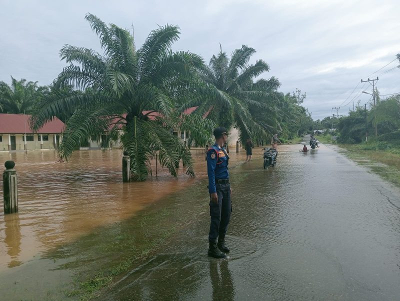 Cuaca ekstrem melanda wilayah Aceh Barat dalam beberapa hari terakhir, dengan intensitas hujan tinggi dan angin kencang, telah menyebabkan banjir dan pohon tumbang di beberapa lokasi. (Foto : Diskominsa Aceh).