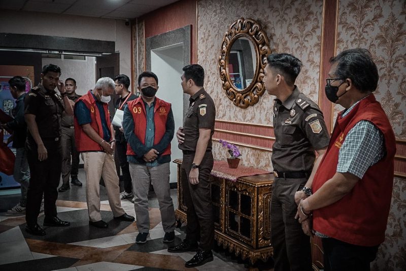 Tiga Orang Tersangka Perkara Dugaan Tindak Pidana Korupsi Kegiatan/Pekerjaan Pembangunan Prasarana Kereta Api Ringan/Light Rail Transit (LRT) di Provinsi Sumatera Selatan, Kamis(19/9/2024). (Foto : Puspenkum Kejagung RI).