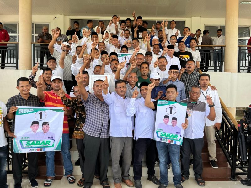Pasangan Sabar (H. Syibral Malasyi - Hasan Basri) Calon Bupati dan Wakil Bupati Pidie Jaya mendapatkan nomor urut 1 ( Satu), Pidie jaya (23/9/2024).(Foto : Muhammad Rissan/NOA.co.id).