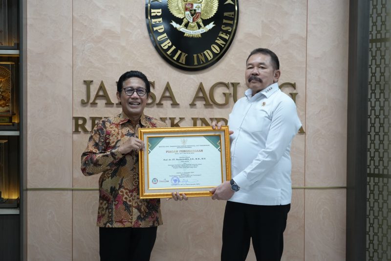 Jaksa Agung ST Burhanuddin (Pertama kanan) menerima piagam penghargaan dari Kementerian Desa di Kantor Kejaksaan Agung, 23 September 2024, Jakarta, Senin (23/9/2024). (Foto : Puspenkum Kejagung RI).