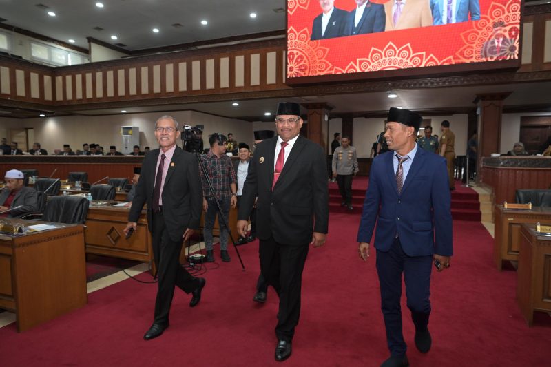 Pj. Gubernur Aceh, Dr,H Safrizal, ZA , M.Si menghadiri rapat paripurna DPRA Aceh Tahun 2024 dengan agenda penyampaian pendapat badan anggaran DPR Aceh terhadap rancangan Qanun Aceh tentang APBA tahun anggaran 2025 di gedung serbaguna DPRA Banda Aceh, (24/9/2024). Foto: Biro Adpim Setdaprov Aceh