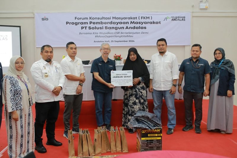 Bapak R. Adi Santosa didampingi Pj. Bupati Aceh Besar, Muhammad Iswanto, S.STP., MM dan Ketua DPRK Aceh Besar, Abdul Muchti, AMd memberikan bantuan 8 unit jamban dalam Program Gema Berseri (Gerakan masyarakat sehat) secara simbolis untuk masyarakat Kec. Lhoknga, 25 September 2024. Foto: dok. MC PT. Solusi Bangun Andalas