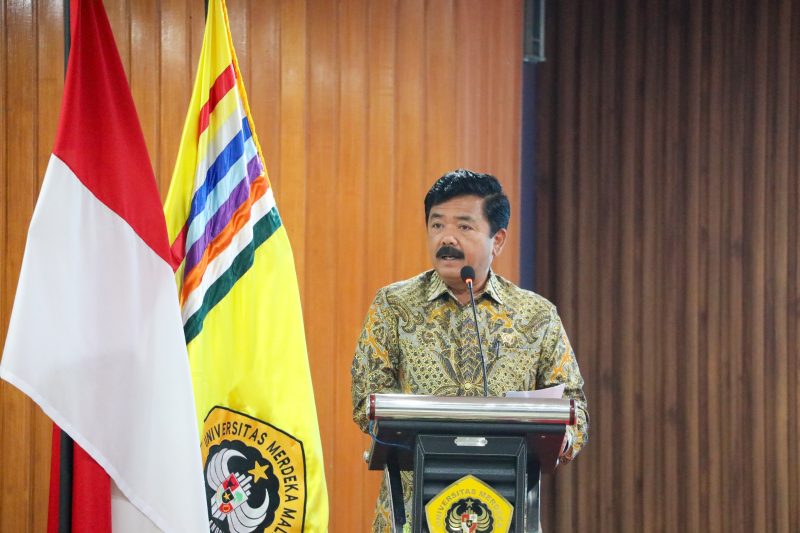 Menko Polhukam Hadi Tjahjanto saat memberikan Kuliah Umum di Universitas Merdeka Malang, Jawa Timur, Kamis (26/9/2024). (Foto : Humas Kemenko Polhukam RI).