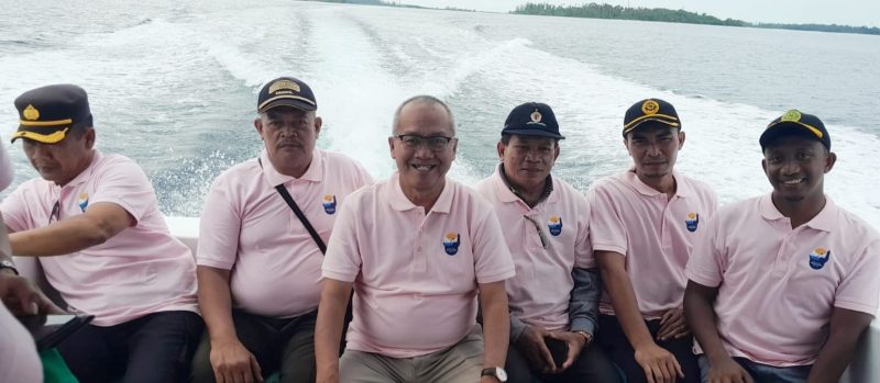 Foto Pj. Bupati Aceh Singkil, Azmi Bersama Dengan Rombongan Saat perjalanan dari pulau banyak menuju ke pelabuhan Singkil menggunakan alat transportasi laut, Aceh Singkil, Kamis (26/09/2024). (Foto : Istimewa).
