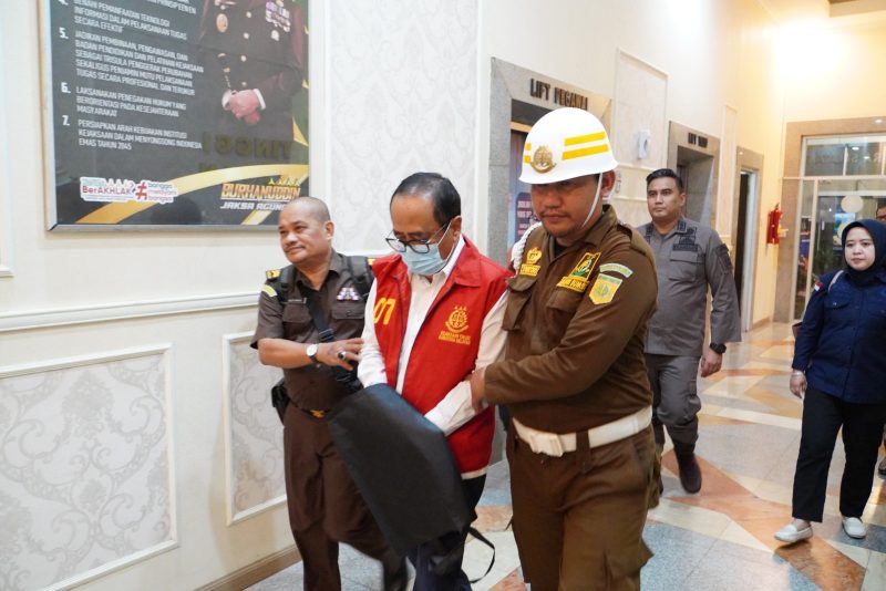 Tersangka Dugaan Tindak Pidana Korupsi Kegiatan/Pekerjaan LRT di Provinsi Sumatera Selatan, Kamis (26/92024). (Foto : Kejaksaan Tinggi Sumatera Selatan).