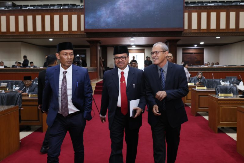 Plh Sekda Aceh Azwardi Menghadiri Rapat Paripurna DPR Aceh Tahun 2024 dengan Agenda Penyampaian Jawaban/Tanggapan Gubernur Aceh atas Pendapat Badan Anggaran DPRA erhadap Rancangan Qanun Aceh tentang Perubahan APBA TA 2024, Jumat (27/9/2024) di gedung utama DPR Aceh. Foto: Biro Adpim Setdaprov Aceh