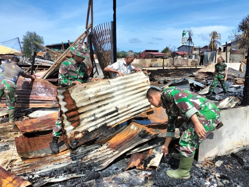 Respon Cepat Pangdam Iskandar Muda, Perintahkan Dandim 0115/Simeulue Bantu Penanganan Kebakaran di Sinabang. Foto: ist