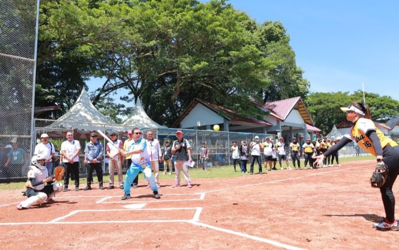 Pj Bupati Aceh Barat saat melakukan Batter Perdana Softball PON XXI Aceh-Sumut 2024. Foto: Diskominsa Aceh Barat