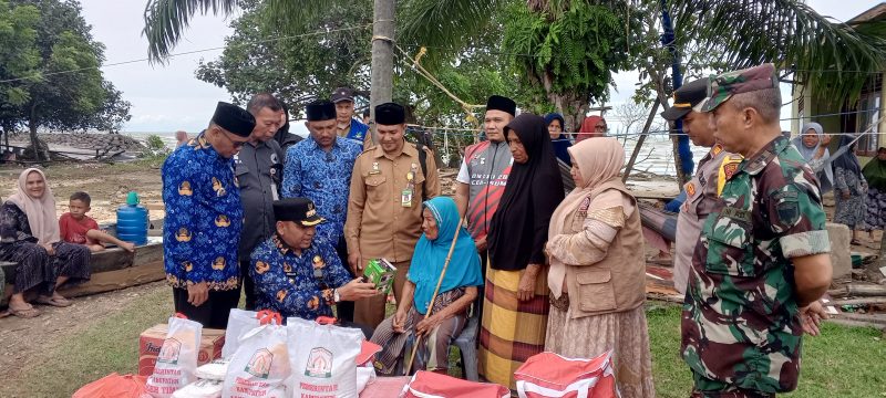 Rumah Warga Ini Ambruk Akibat Abrasi Pantai, PJ Bupati Aceh Timur Berikan Bantuan.Foto.Dok: Dedi Saputra/NOA.Co.Id