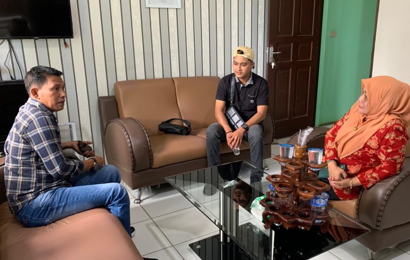 Wakil Ketua I DPRK Abdya, Tgk. Mustiari saat bersilaturahmi dengan Kadinkes Abdya. (Foto. Teukunizar/NOA.co.id)