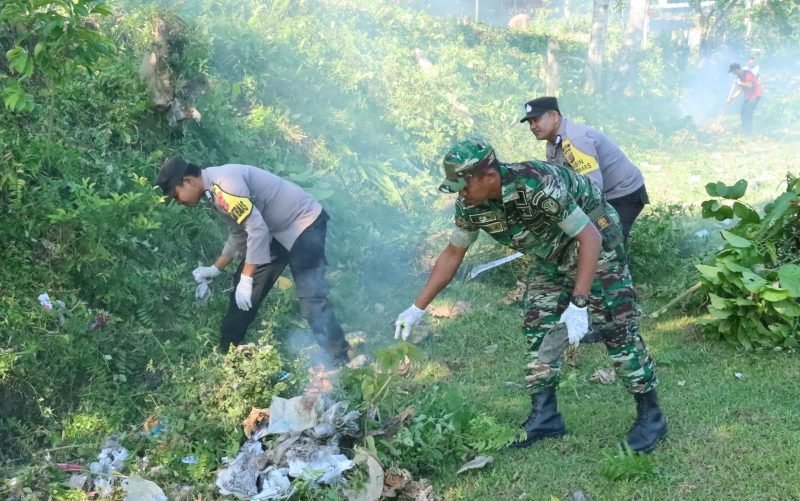 Personil TNI-POLRI membersihkan bantaran sungai Krueng Beukah dalam rangka HUT TNI. (Foto. Teukunizar/NOA.co.id).