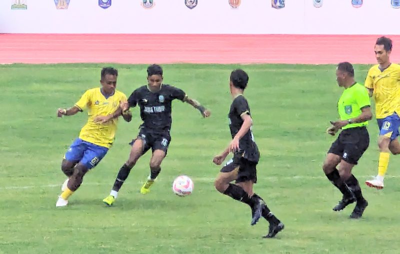 Dua pemain Jatim memakai kustum warna hitam dikawal ketat pemain Riau pada laga pamungkas Grup C PON ke XXI Aceh-Sumut di Stadion aBlang Paseeh, Kota Sigli, Kabupaten Pidie, Minggu (8/9/2024) (Foto Amir Sagita.NOA.co.id).