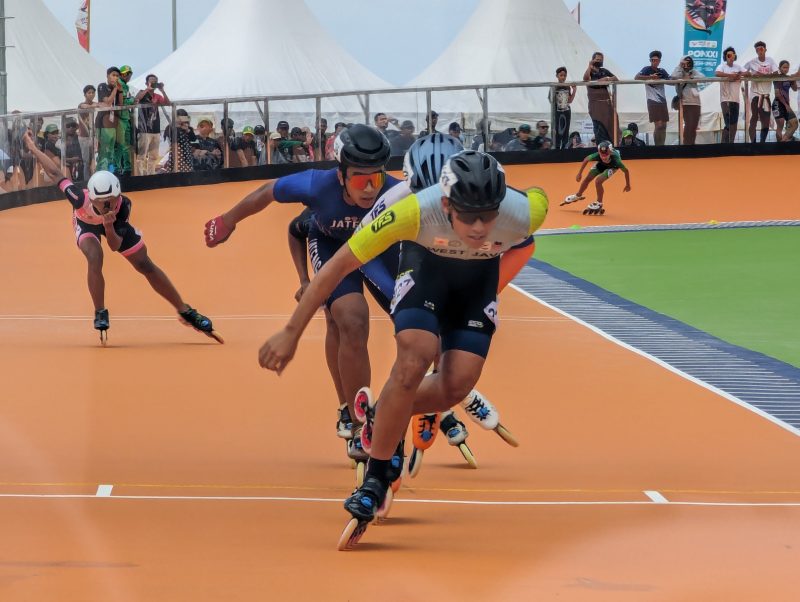 Atlet sepatu roda saat beraksi di lapangan Pantai Pelangi, Kota Sigli, Kabupaten Pidie, Provinsi Aceh, pada PON Aceh-Sumut ke XXI, Kamis (12/9/2024) (Foto Amir Sagita.NOA.co.id).