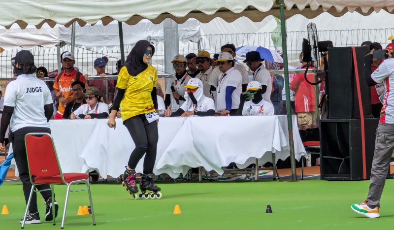 Atlet sepatu roda saat bertanding pada PON ke XXI Aceh-Sumut di lapangan sepatu roda Pantai Pelangi, Kota Sigli, Kabupaten Pidie, Senin (16/9/2024) (Foto Amir Sagita.NOA.co.id).
