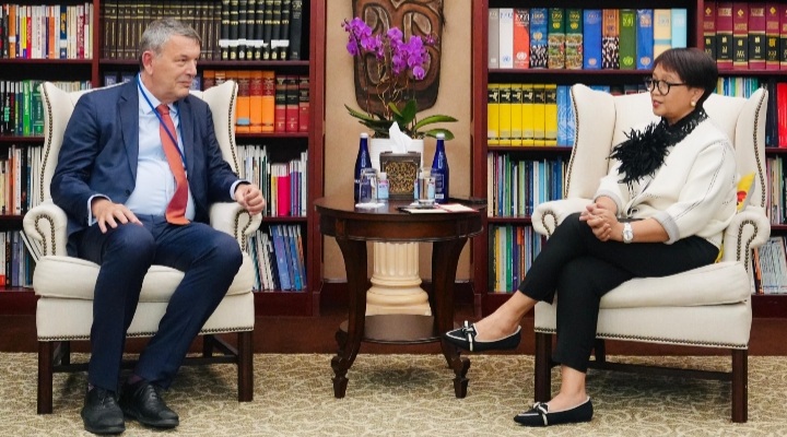 Menteri Luar Negeri Republik Indonesia Retno (Pertama Kanan) melakukan pertemuan bilateral dengan Komisioner Jenderal (Komjen) the United Nations Relief and Works Agency for Palestine Refugee in the Near East (UNRWA), Philippe Lazzarini (Pertama Kiri), New York (22/9/2024). (Foto : Kemlu RI).