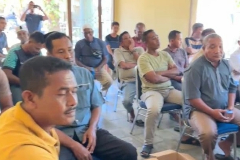 Masyarakat Ie Lhob mendatangi Kantor Camat setempat. (Foto. Teukunizar/NOA.co.id)