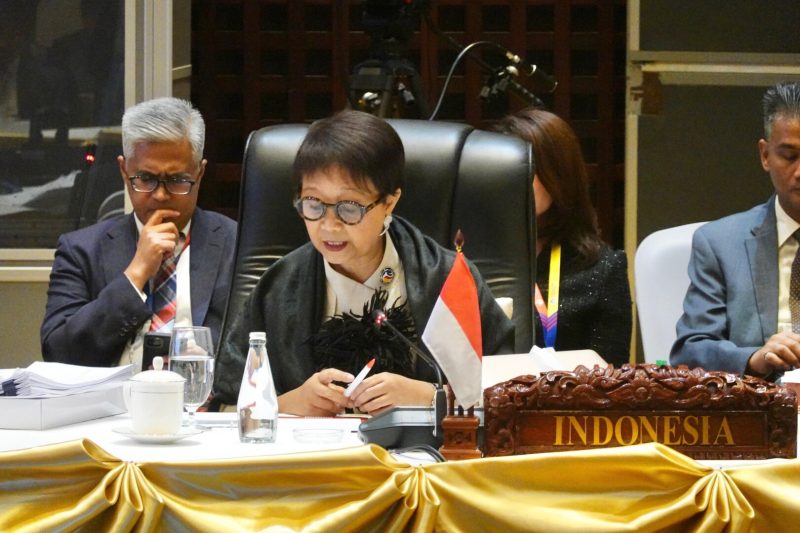 Menteri Luar Negeri Republik Indonesia, Retno Marsudi (Tengah) menghadiri Pertemuan Tingkat Menteri untuk Pilar Politik-Keamanan ASEAN (APSC) di Vientiane, Laos, Selasa (8/10/2024). (Foto : Humas Kemlu RI).