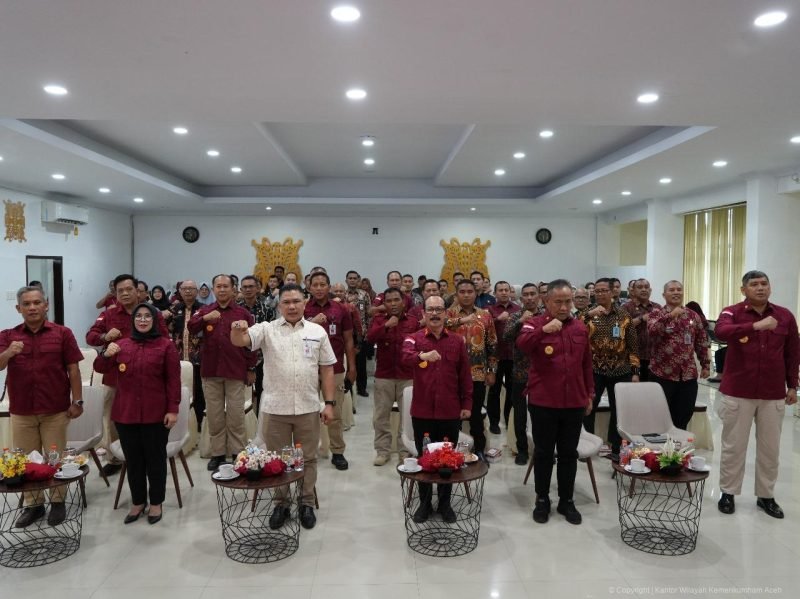 Staf Ahli Menkumham Bidang Hubungan Antar Lembaga, Sucipto (Ketiga Kiri), memberikan penguatan terkait pelaksanaan tugas dan fungsi serta reformasi birokrasi di lingkungan Kemenkumham Aceh, Banda Aceh, Kamis (3/10/2024).