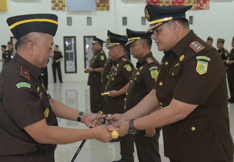 Kepala Kejaksaan Tinggi Aceh, Joko Purwanto (Pertama Kiri) memimpin upacara serah terima jabatan Kepala Kejaksaan Negeri Aceh Singkil kepada Muhammad Junaidi (Pertama Kanan) di ruang Aula Serbaguna Kejati Aceh, Banda Aceh (26/8/2024). (Foto : Penkum Kejati Aceh).