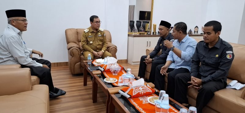 Pj Bupati Aceh Barat, Mahdi (Tengah) saat menerima audiensi Komisioner Bawaslu di ruang kerjanya, Meulaboh, Selasa (01/10/2024). (Foto : Humas Pemda Aceh Barat).