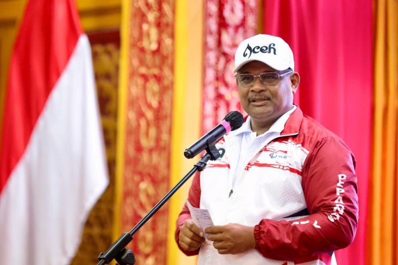 Penjabat Gubernur Aceh Dr. H. Safrizal ZA, M.Si., saat memberi sambutan sekaligus melepas Kontingen Aceh pada Pekan Paralimpik Nasional (PEPARNAS) XVII di Kota Solo, di Pendopo Gubernur Aceh, Selasa, (01/10/2024). Foto: dok. Biro Adpim Setdaprov Aceh