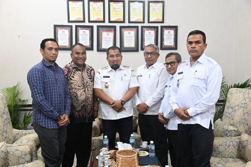 Pj Bupati Aceh Besar Muhammad Iswanto SSTP MM foto bersama  LP2M UIN seusai beraudiensi dan Silaturrahmi dalam Rangka Rencana Penempatan Mahasiswa KPM Reguler di Gedung Dekranasda, Gampong Gani, Kecamatan Ingin Jaya, Aceh Besar, Rabu (02/10/2024). Foto: dok. MC Aceh Besar