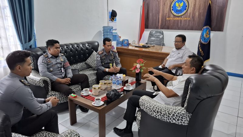 Kalapas Narkotika kelas III Sawahlunto bersama jajaran dalam kunjungan ke Kantor BNN Kota Sawahlunto, Rabu (2/10/2024). (Foto : Diona Arvoni/NOA.co.id).