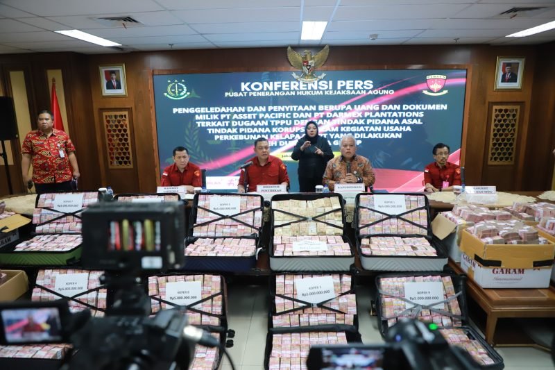 Penyitaan Uang Tunai Senilai Rp372 Milliar dalam Perkara PT Duta Palma Korporasi, Rabu (2/10/2024). (Foto : Puspenkum Kejagung RI).