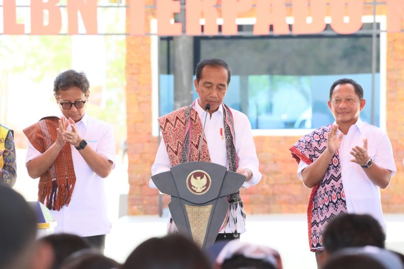 Mendagri Muhammad Tito (Pertama Kanan) Karnavian mendampingi Presiden Joko Widodo (Tengah) saat meresmikan tujuh Pos Lintas Batas Negara (PLBN), Napan, Rabu (2/10/2024). (Foto : Puspen Kemendagri).