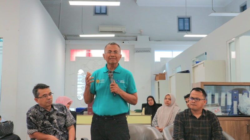 Dahlan Iskan (Tengah) saat memberikan motivasi kepada karyawan dan karyawati perusahaan milik Pemerintah Aceh, Banda Aceh, Kamis (3/10/2024). (Foto : Humas PT.PEMA).