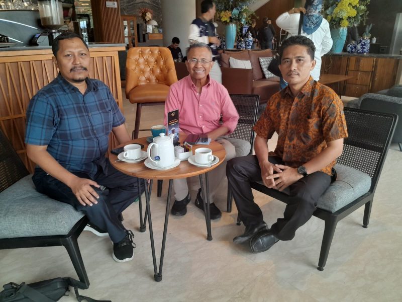 SPS Provinsi Aceh bersilaturahmi dengan Dahlan Iskan (Tengah) di Banda Aceh, Sabtu (5/10/2024). (Foto : SPS Aceh). 