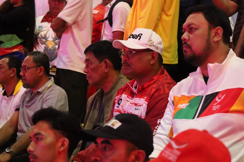 Pj Gubernur Aceh Dr H, Safrizal, ZA, M.Si saat menghadiri pembukaan Perpanas ke XVII di Stadion Manahan Solo, Jawa Tengah, Minggu malam 6 Oktober 2024. Foto: Humas Biro Adpim Setda Aceh