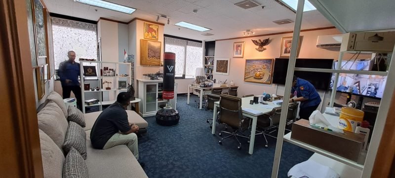 Tim Penyidik Direktorat Penyidikan Jaksa Agung Muda Bidang Tindak Pidana Khusus Kejagung melakukan serangkaian kegiatan penggeledahan di Kantor KLHK, Kamis (3/10/2024). (Foto : Puspenkum Kejagung RI).