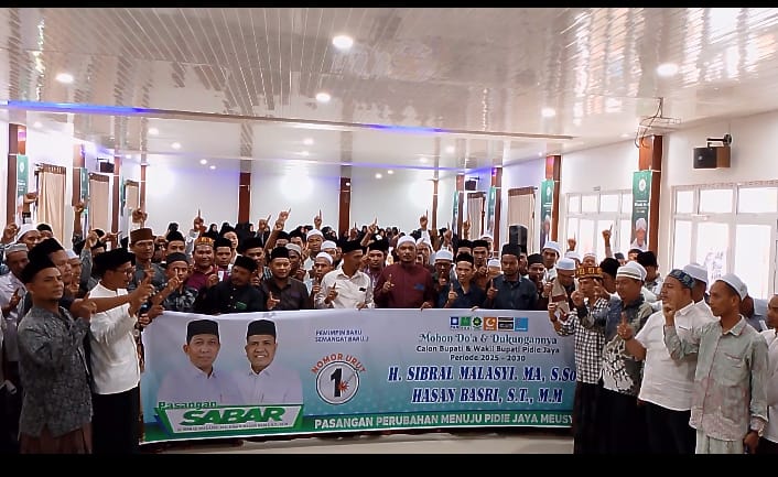 Ikatan Rabithah Alumni Darul Munawwarah (IRADAH), Pidie Jaya mendeklarasikan diri mendukung H. Syibral Malasyi dan Hasan Basri, Pidie jaya, Senin(7/10/2024). (Foto : Muhammad Rissan/NOA.co.id).