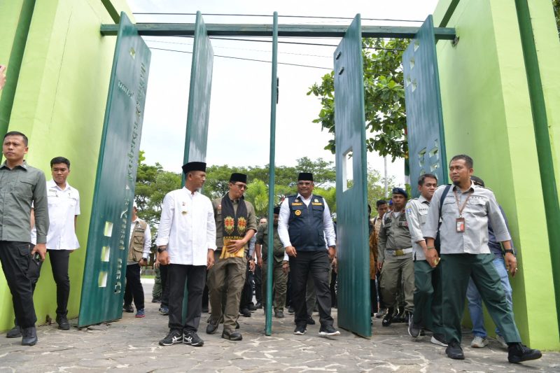 Pj. Gubernur Aceh, Dr. Safrizal, ZA, M. Si mendampingi Kepala BNPB Pusat, Letnan Jenderal TNI Suharyanto, S.Sos., M.M. menghadiri ziarah dan tabur bunga di Kuburan Massal pada Peringatan Pengurangan Risiko Bencana (PRB) Tahun 2024 di Kuburan Massal, Ule Lheu, Banda Aceh, Rabu (09/10/2024). Foto: Biro Adpim Setda Aceh