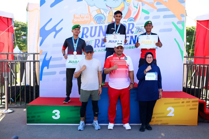 Pj Gubernur Aceh Dr, H Safrizal, ZA, M. Si Photo bersama para juara Run for Resilience dalam Rangka Peringatan Bulan PRB Tahun 2024 di Lapangan Blang Padang, Kamis (10 /10/2024). Foto: Biro Adpim Setda Aceh