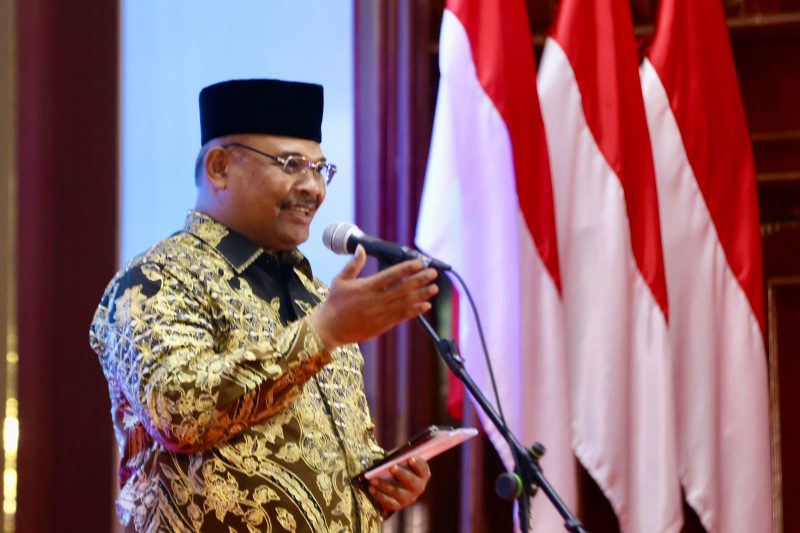 Penjabat Gubernur Aceh Dr H Safrizal ZA M Si, menyampaikan sambutan pada Gala Dinner menyambut Puncak Kegiatan Bulan Pengurangan Risiko Bencana 2024, di Anjong Mon Mata komplek Meuligoe Gubernur Aceh, Rabu (09/10/2024). Foto: Biro Adpim Setda Aceh