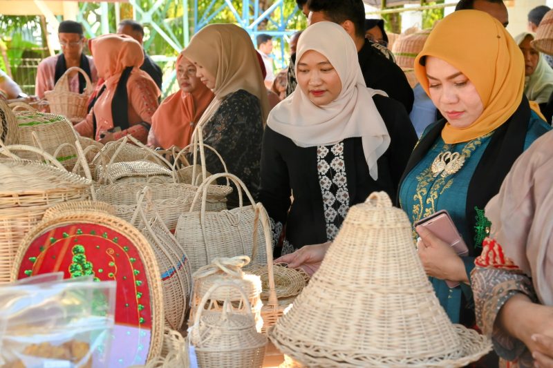 Pj Ketua PKK Aceh Besar Cut Rezky Handayani SIP MM bersama Pj Ketua TP-PKK Aceh, Ny. Safriati Safrizal meninjau hasil kerajinan rotan di Gampong Kueh, Kecamatan Lhoknga, Aceh Besar, Kamis (10/10/2024). Foto: MC Aceh Besar
