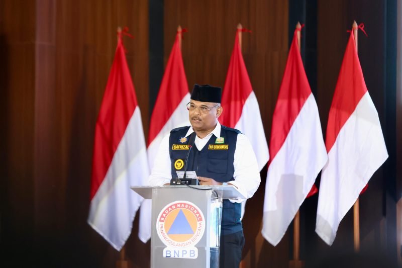 Penjabat Gubernur Aceh Dr H Sadrizal ZA M Si, menyampaikan sambutan pada puncak peringatan Bulan Pengurangan Risiko Bencana (PRB) 2024, di Balee Meuseuraya Aceh, Kamis (10/10/2024). Foto: Biro Administrasi Pimpinan Setda Aceh