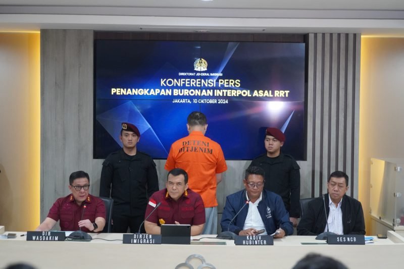 LQ, buron internasional asal Republik Rakyat Tiongkok (RRT) yang masuk dalam Daftar Pencarian Orang (DPO) Interpol. LQ diamankan pada Selasa, 1 Oktober 2024. Jakarta, Kamis (10/10/2024). (Foto : Humas Ditjenim).