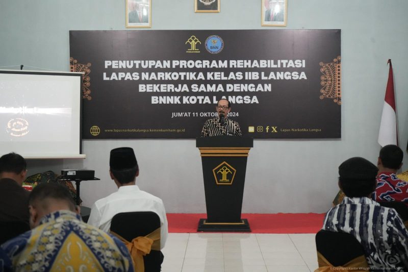 Kepala Kantor Wilayah Kemenkumham Aceh, Meurah Budiman (Tengah) resmi menutup program rehabilitasi di Lapas Narkotika (LPN) Langsa, Jumat (11/10/2024). (Foto : Humas Kanwil Kemenkumham Aceh).