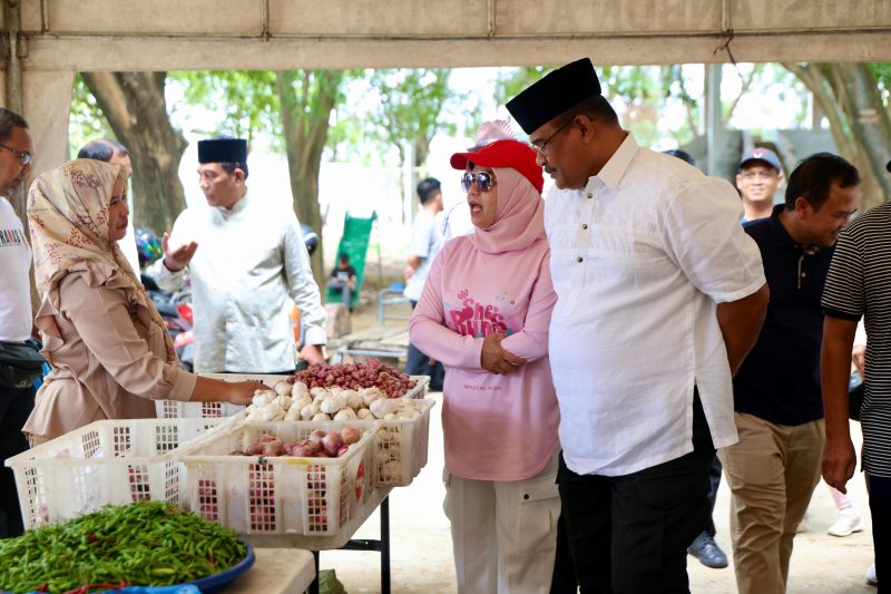 Penjabat Gubernur Aceh, Dr. H. Safrizal ZA, M.Si, didampingi Pj ketua TP PKK Aceh, Hj , Safriati, M.Si meninjau Pasar Tani yang digelar perdana di Stadion Harapan Bangsa Banda Aceh, Minggu (13/10/2024). Foto: Biro Adpim Setdaprov Aceh