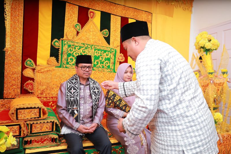 Prosesi tepung tawar atau pesijuk Pj Bupati Aceh Barat, Azwardi. Meulaboh, Minggu (13/10/2024). (Foto : Humas Aceh Barat).