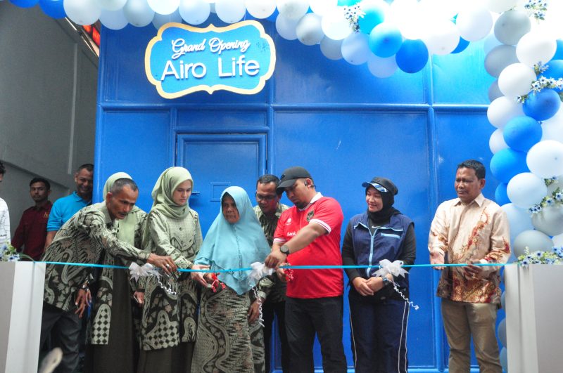 Pj Bupati Aceh Besar Muhammad Iswanto SSTP MM memotong pita sebagai simbolis peresmian UMKM pengolahan air minum Airo Life, di Gampong Cot Paya, Kecamatan Baitussalam, Kabupaten Aceh Besar, Minggu (13/10/2024). Foto: MC Aceh Besar