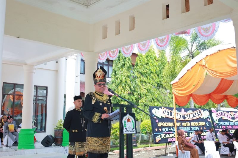 Pemerintah Kabupaten Aceh Barat menggelar upacara peringatan Hari Ulang Tahun (HUT) Meulaboh yang ke-436 di lapangan upacara kantor Bupati, Meulaboh, Senin (14/10/2024). (Foto : Humas Aceh Barat).